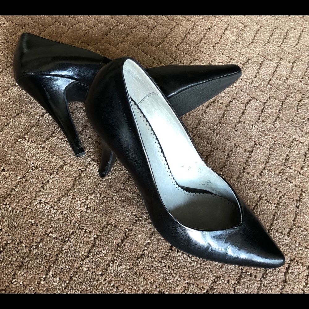 Black Pumps Size 8W (wide)
